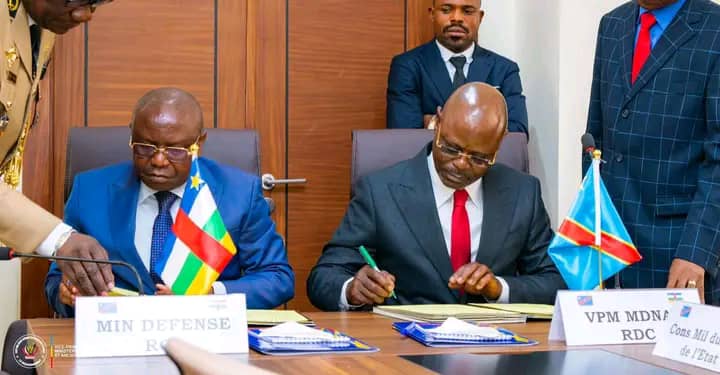 Lire la suite à propos de l’article Défense : la RDC et la RCA signent un accord de coopération militaire 