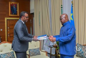 Lire la suite à propos de l’article RDC: Félix Tshisekedi réceptionne les annuaires alphabétique et numérique des fonctionnaires de l’État