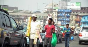 Lire la suite à propos de l’article Les Vendeurs Ambulants à Kinshasa : Entre opportunités et risques