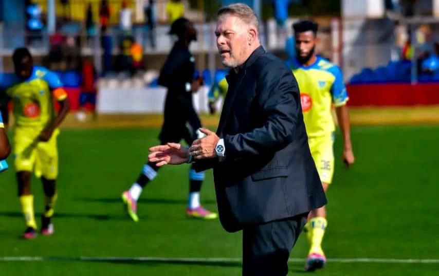 Lire la suite à propos de l’article Illicocash Ligue 1 : l’entraîneur de Lupopo Luc Eymael écope de six mois de suspension pour des propos racistes et injurieux