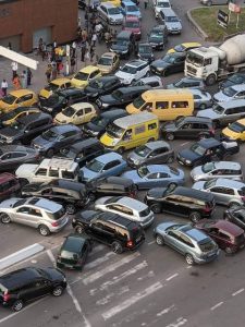 Lire la suite à propos de l’article Lutte contre les embouteillages à Kinshasa : le Gouvernement préconise la réduction de circulation des voitures 