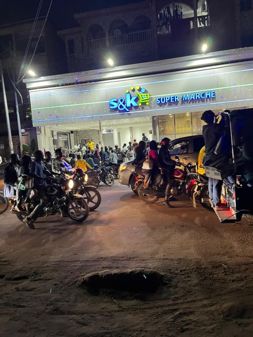 Lire la suite à propos de l’article Insécurité à Kinshasa : Deux blessés par balles dans une attaque d’un super marché au quartier Brikin