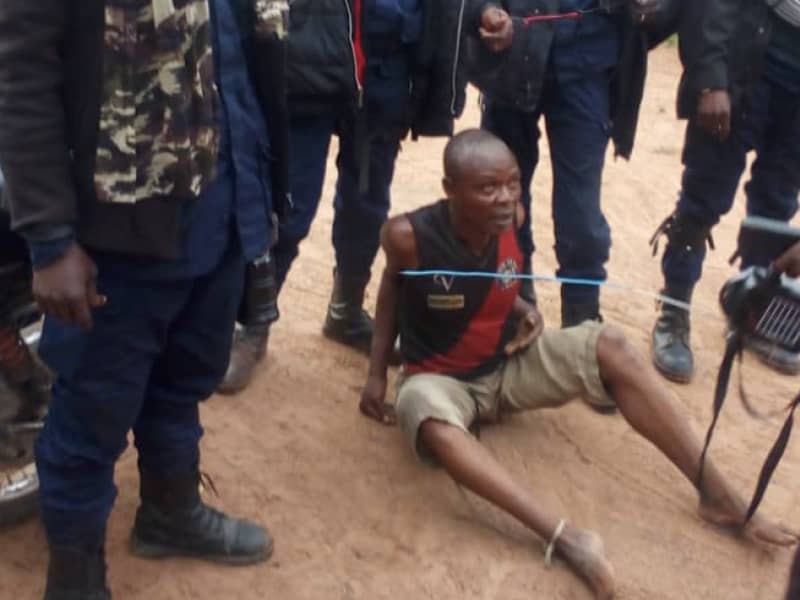 You are currently viewing Rébellion Kamwina Nsapu : 7 ans après, la police arrête l’ex-chef milicien responsable des décapitations des inspecteurs de l’enseignement