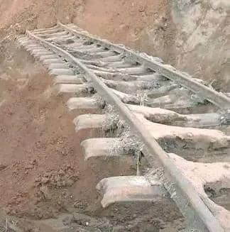 Lire la suite à propos de l’article Kasaï-Central : Une érosion dévastatrice impacte le transport et la vie quotidienne à Bena-Leka