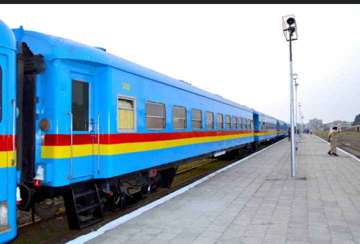 Lire la suite à propos de l’article Tanganyika : Le train Kambelembele reprend son service sur l’axe Kalemie-Kindu après deux ans de réhabilitation