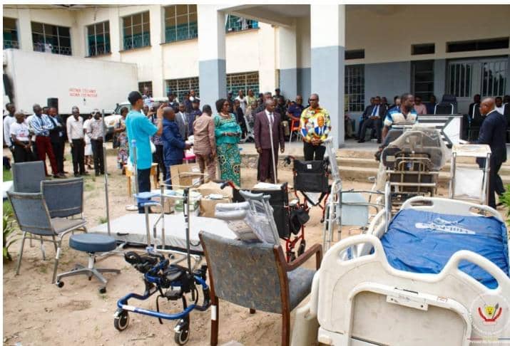 Lire la suite à propos de l’article Kananga : le Gouverneur Joseph-Moise KAMBULU a remis des matériels et des équipements Orthopédiques à l’Hôpital Provincial