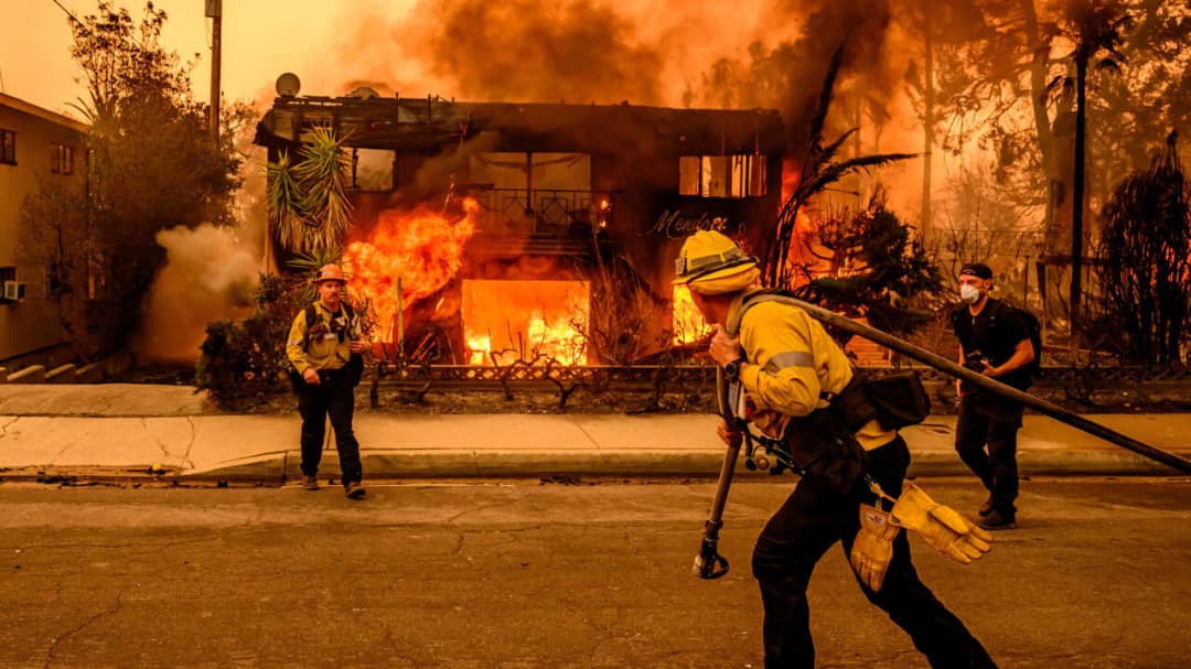 Lire la suite à propos de l’article États-Unis : Au moins 16 morts dans les incendies qui ravagent Los Angeles