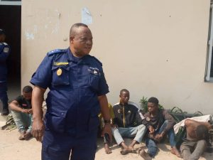 Lire la suite à propos de l’article GOMA : 24 bandits présentés à la presse parmi les quels une femme alletente