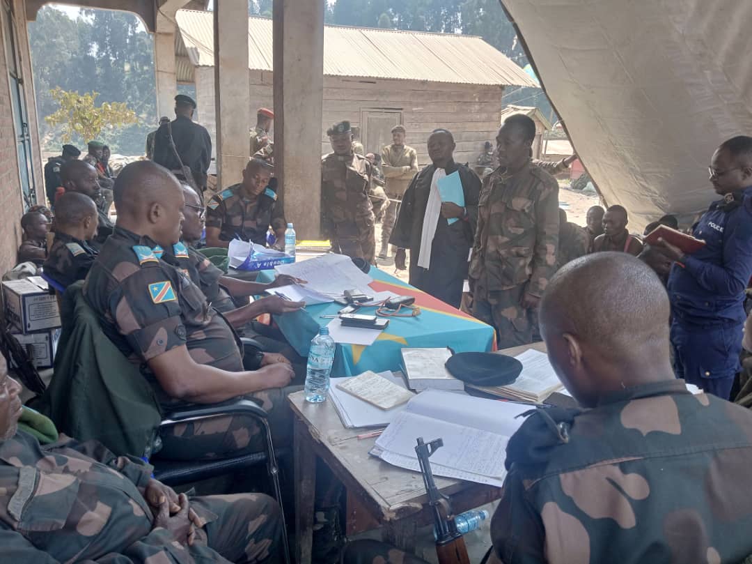 Lire la suite à propos de l’article Lubero : 13 militaires écopent la peine de mort, parmi les 17 condamnés