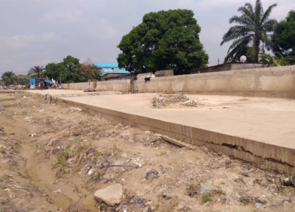 Lire la suite à propos de l’article Kinshasa : L’arrêt des travaux de digues à Ndanu inquiète à l’approche de la saison des pluies