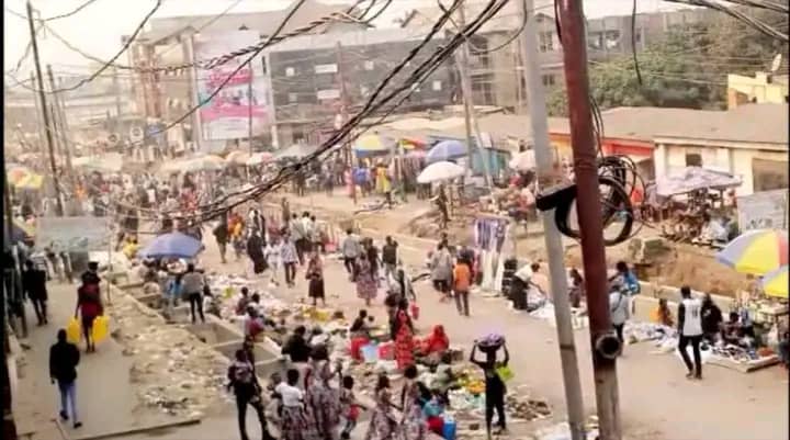 Lire la suite à propos de l’article Kinshasa : la réhabilitation de l’avenue Université à Lemba entravée par un marché pirate