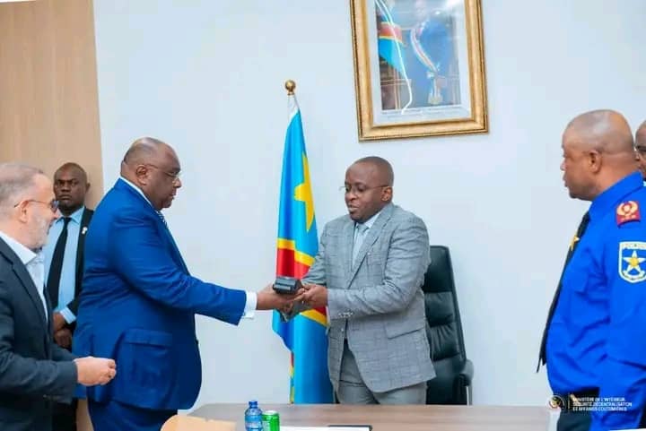 Lire la suite à propos de l’article RDC : la Police nationale dotée d’appareils de vérification des permis biométriques