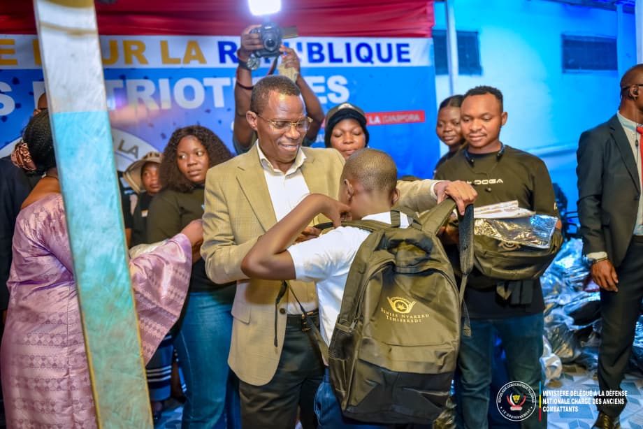 Lire la suite à propos de l’article Kinshasa : Eliezer Ntambwe et son ASBL «Pesa Moninga Sourire» remettent des kits scolaires aux enfants des personnes vivant avec handicap 