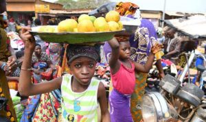 Lire la suite à propos de l’article RDC : Survivre dans la rue, le quotidien des enfants travailleurs à Kinshasa