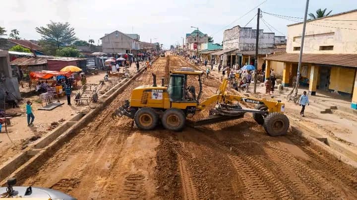 Lire la suite à propos de l’article Kananga : Safrimex lance les travaux de traitement de la chaussée à l’entrée de l’aéroport