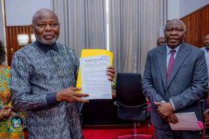 Lire la suite à propos de l’article RDC : Vital Kamerhe réceptionne la pétition visant cinq membres du Bureau de l’Assemblée nationale