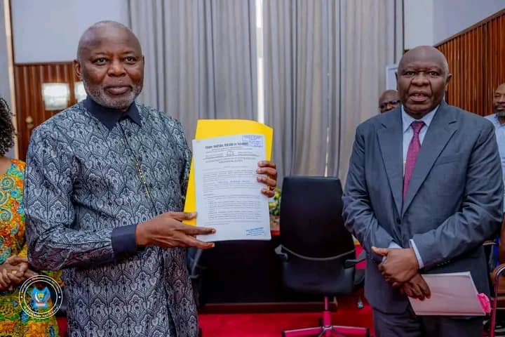 Lire la suite à propos de l’article RDC : Vital Kamerhe réceptionne la pétition visant cinq membres du Bureau de l’Assemblée nationale