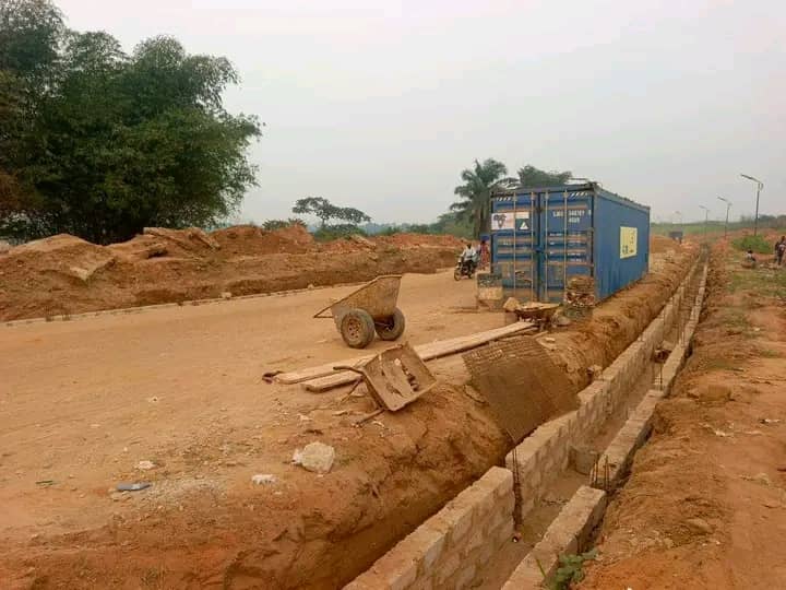 Lire la suite à propos de l’article Kananga : des ouvriers du projet 11 km dénoncent des « salaires de misère »