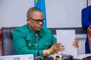 Lire la suite à propos de l’article Assemblée nationale : Kamerhe égorgé à la commission spéciale par Peter Kazadi de l’UDPS 