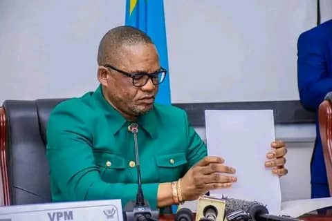 Lire la suite à propos de l’article Assemblée nationale : Kamerhe égorgé à la commission spéciale par Peter Kazadi de l’UDPS 