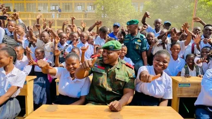 Lubumbashi : Le Service National dote deux écoles de 2 100 bancs