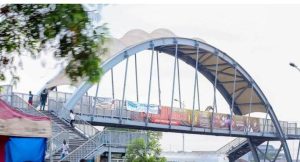 Lire la suite à propos de l’article Kinshasa : Démarrage imminent de la construction de passerelles piétonnes et de portiques sur le boulevard du 30 juin