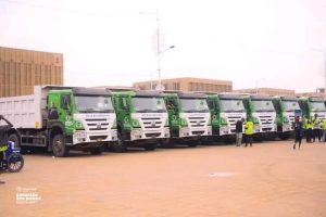 Lire la suite à propos de l’article Kinshasa renforce sa lutte contre l’insalubrité avec 100 nouveaux camions bennes