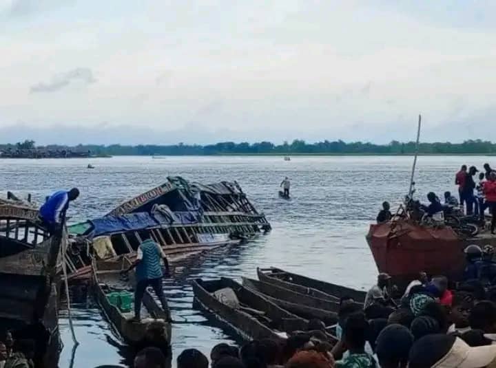 Lire la suite à propos de l’article Naufrage à Mbandaka : dix personnes transférées à Kinshasa pour violations graves des règles de navigation