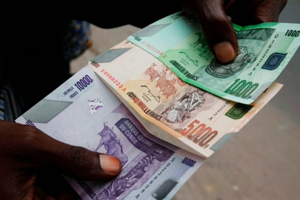 You are currently viewing Franc congolais menacé : la BCC met en garde contre les transferts forcés en dollars