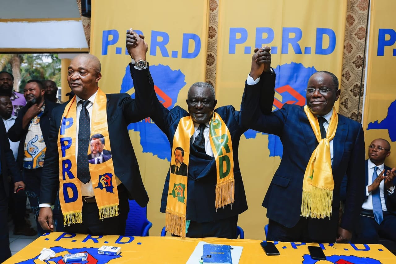 You are currently viewing Arrestations de Minaku : « Il ne s’agit pas de museler l’opposition, mais de garantir l’ordre public et la paix » (P.Muyaya) 