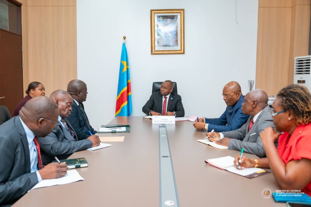 You are currently viewing RDC–Zambie : Jacquemain Shabani et l’ambassadeur Paulu Kosita échangent sur la sécurité transfrontalière