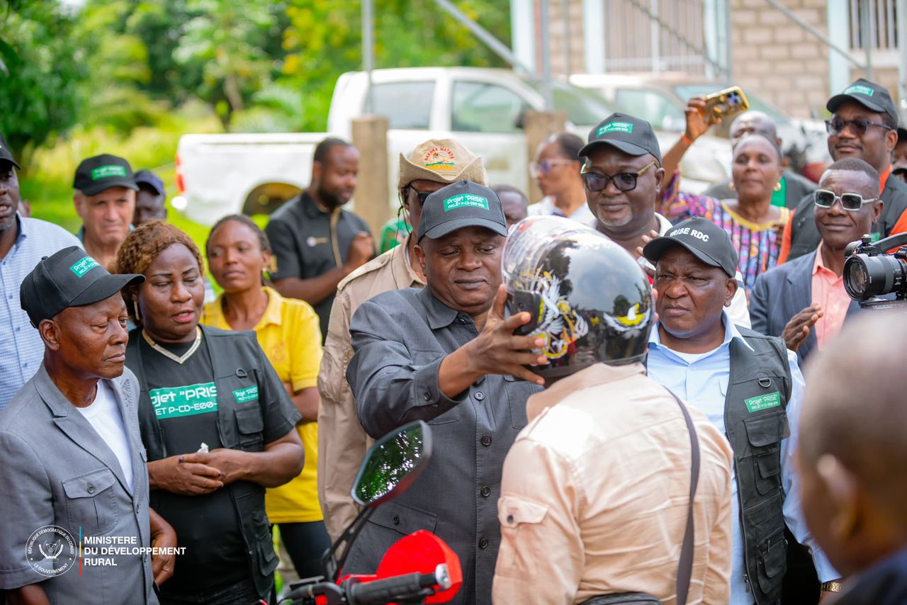 Lire la suite à propos de l’article Développement rural : Grégoire Mutshail offre des motos aux inspecteurs du Kasaï Oriental, Sankuru et Lomami