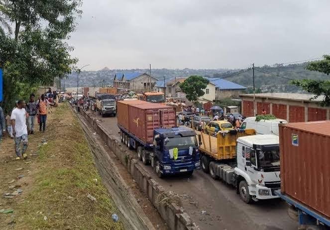 Lire la suite à propos de l’article Kinshasa : les chauffeurs de poids lourds contestent les nouvelles restrictions de circulation