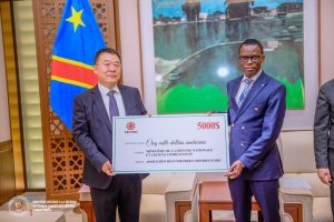 Lire la suite à propos de l’article RDC – Chine : Eliezer Ntambwe reçoit un soutien financier de 10.000 USD pour les anciens combattants