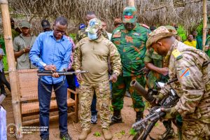 Lire la suite à propos de l’article Kwango : Éliezer Ntambwe appelle à une union FARDC-population pour consolider la paix