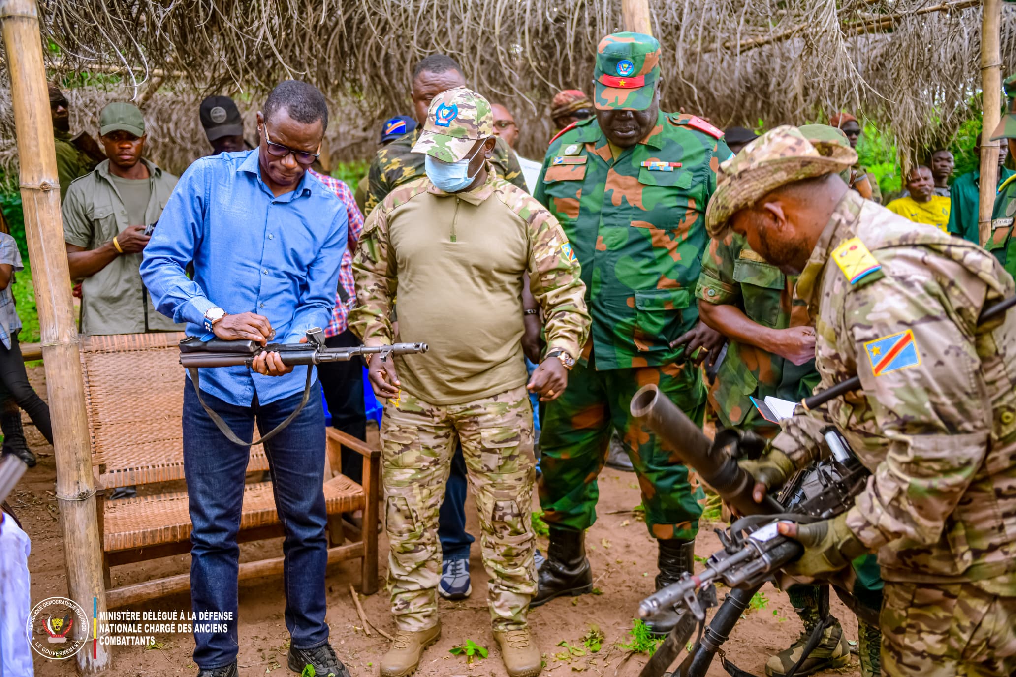 Lire la suite à propos de l’article Kwango : Éliezer Ntambwe appelle à une union FARDC-population pour consolider la paix