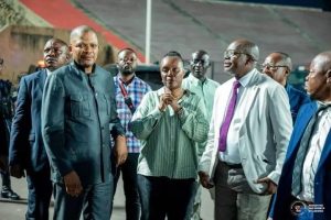 Lire la suite à propos de l’article Sports: Didier Budimbu inspecte les travaux du stade Tata Raphaël avant le coup d’envoi de l&rsquo;UNIFFAC U17