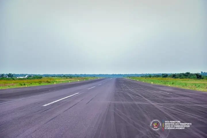 Lire la suite à propos de l’article Équateur : l’aéroport de Mbandaka ouvert 24h/24 grâce à un nouveau système de balisage
