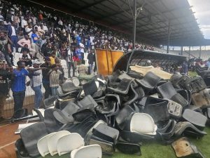 Lire la suite à propos de l’article Incidents au stade TP Mazembe : la Linafoot frappe les deux camps d’un double forfait et de 15 000 $ d’amende