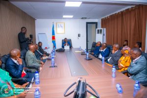 Lire la suite à propos de l’article Kwango : des notables et membres de la société civile soutiennent l’action du ministre Eliezer Ntambwe pour la paix