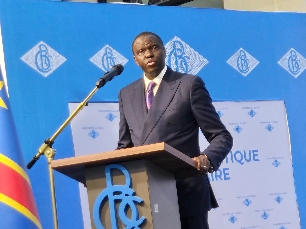 You are currently viewing RDC : fin du dollar en espèces dès 2027, une réforme monétaire majeure annoncée