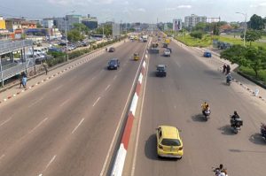 Lire la suite à propos de l’article Kinshasa : trafic interrompu de nuit sur le boulevard Lumumba du 27 au 30 avril suite aux travaux de réhabilitation