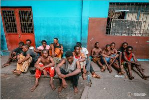 Lire la suite à propos de l’article Kinshasa : 13 présumés bandits arrêtés après l’attaque de la paroisse Saint-Théophile
