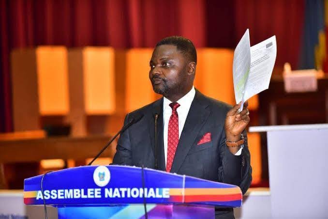 « Haute trahison », « dictature féroce », « coup d’État constitutionnel » : Emery Okundji pulvérise le régime Tshilombo