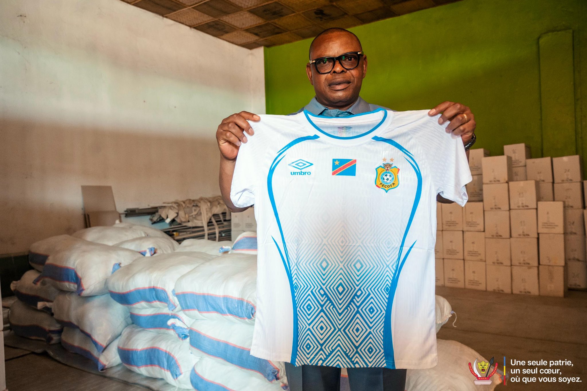 Mondial 2026 : Félix Tshisekedi offre des écrans géants et des vareuses des Léopards aux réfugiés congolais au Burundi