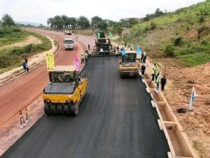 Lire la suite à propos de l’article Rocade Sud-Est : Kinshasa amorce la phase de revêtement de la chaussée