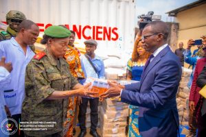 Lire la suite à propos de l’article Eliezer Ntambwe frappe fort : l’hôpital militaire des anciens combattants doté de lits et de médicaments à Kinshasa 