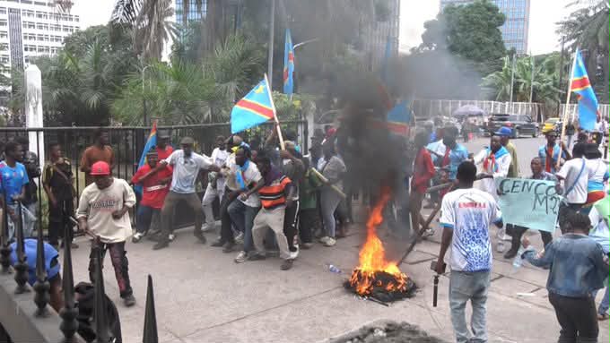 RDC : la CENCO dénonce l’attaque de son siège par un groupe de jeunes assimilé aux Forces du Progrès de l’UDPS