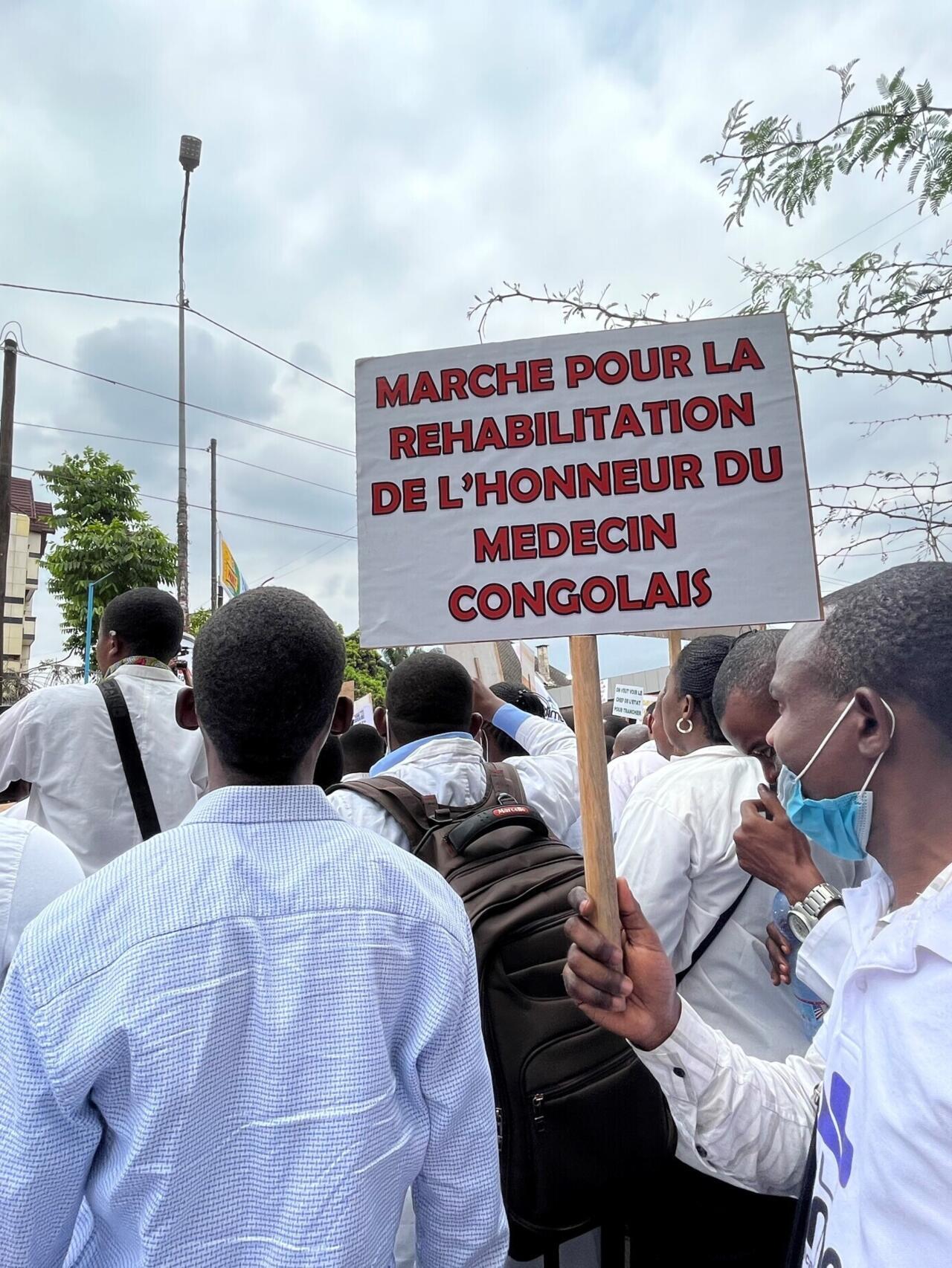 RDC : Le gouvernement promet des sanctions après l&rsquo;agression de médecins par un officier de police
